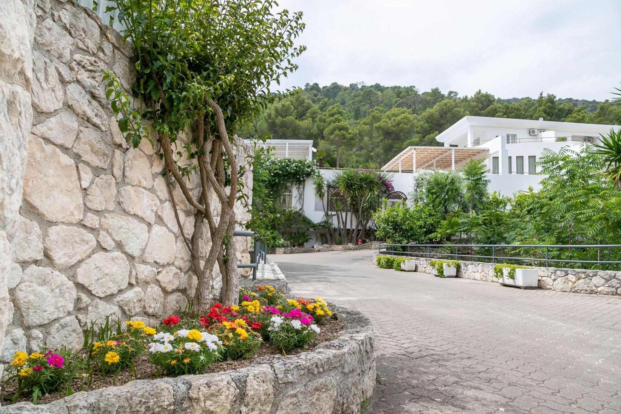 Hotel Baia Dei Faraglioni Mattinata Esterno foto