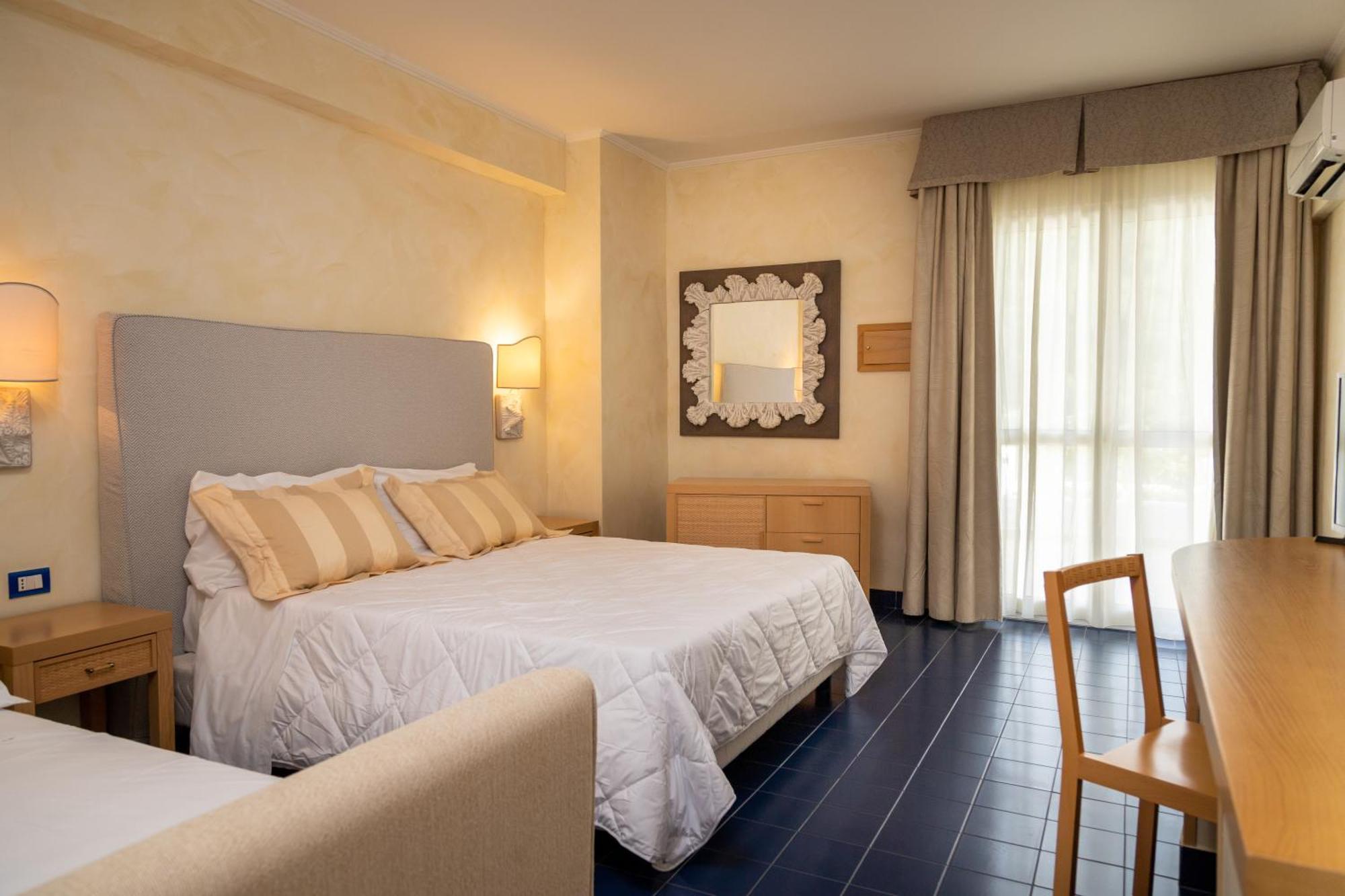 Hotel Baia Dei Faraglioni Mattinata Esterno foto