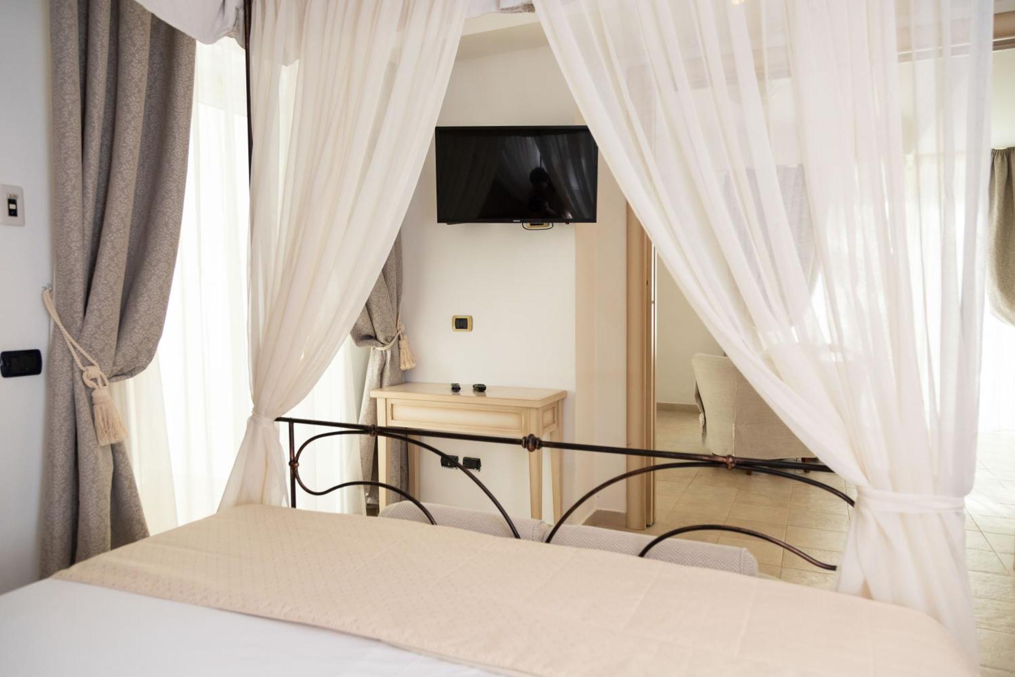Hotel Baia Dei Faraglioni Mattinata Esterno foto